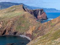 Blühende Berghänge und schroffe Klippen - Ponta de São Lourenço